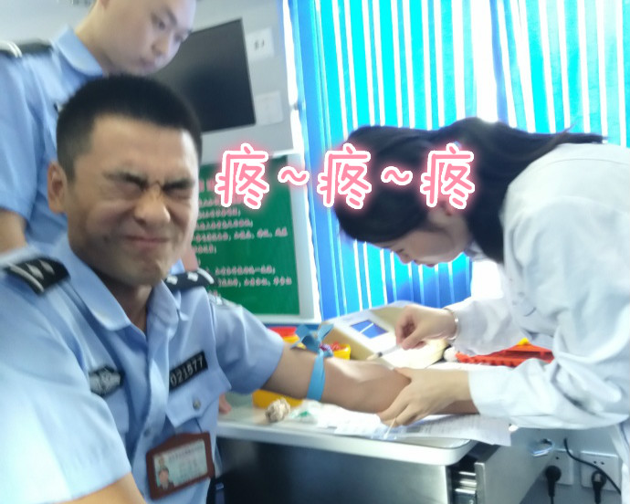 疼skr人！警察在移動獻血車上的表情包亮了