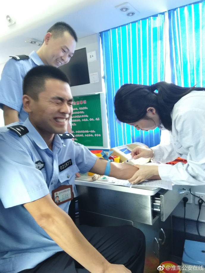 疼skr人！警察在移動獻血車上的表情包亮了